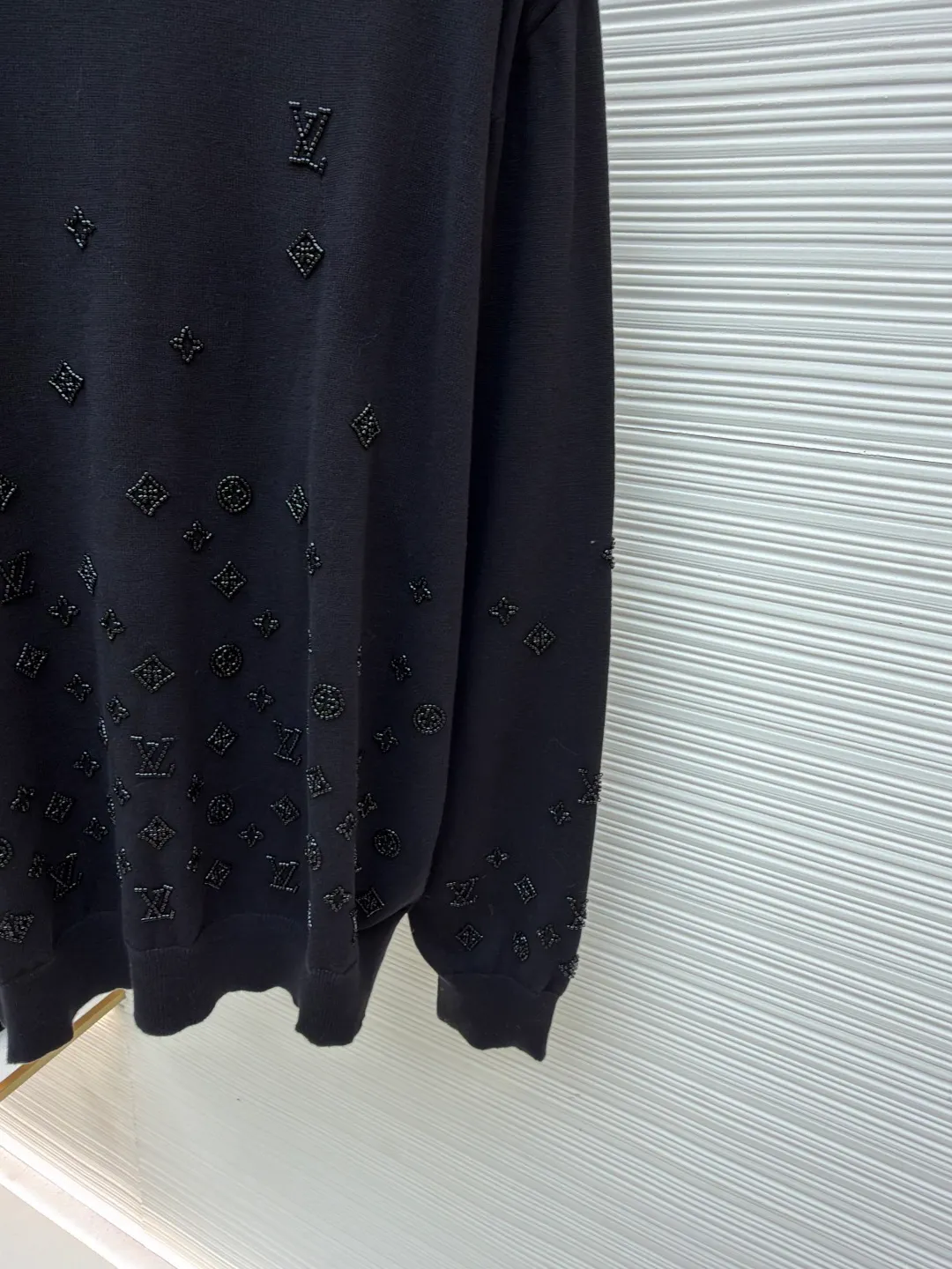 LOUIS VUITTON gradient beaded knitted pullover ●Original version: Purchased and developed at 20700 ●Item number: 1681606-B40 ●Fabric: wool blended fabric ●Technology: knitted ●Color: black ●Version: fitted version ●Weight: about 480 grams ●Size: S-M-L-XL ●Description: Made of 50% wool, 50% cotton yarn. This fabric has a soft upper body, and the classic combination of wool and wool yarn presents a high-end style of ready-to-wear. The beads are connected by embroidery, computer-positioned embroidery is connected, and the knots are sewn by hand. Each pattern is positioned 1:1 according to the original version, and the size of each bead is consistent with the original version. Made from fine, responsibly sourced sheep wool, this crewneck is constructed with lustrous beading and features a Monogram pattern that fades upward from the hem, making it a casual yet sophisticated evening wear option. The overall wiring is straight and delicate, the fabric is comfortable and soft, and the color is consistent without color difference. It can be matched with the same style to create a fashionable look and control various occasions. Customized accessories, complete with three standards, same style for men and women!